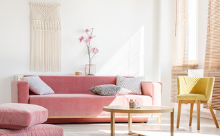 Σαλόνι με ροζ καναπέ