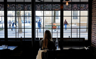 Γυναίκα κάθεται σε εστιατόριο στο Παρίσι
