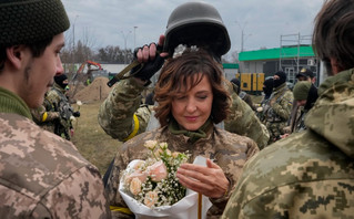 Συγκινητικές εικόνες από τον γάμο Ουκρανών στρατιωτών στο Κίεβο εν μέσω πολέμου