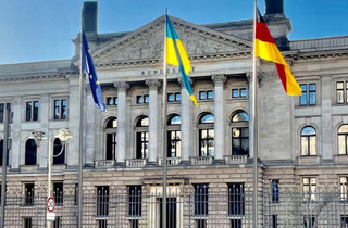 Η ουκρανική σημαία υψώθηκε έξω από το κτίριο της Άνω Βουλής της Γερμανίας Η ουκρανική σημαία υψώθηκε έξω από το κτίριο της Άνω Βουλής της Γερμανίας