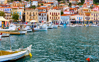 Χρωματιστά σπίτια και παραδοσιακές βάρκες στο Γύθειο Χρωματιστά σπίτια και παραδοσιακές βάρκες στο Γύθειο