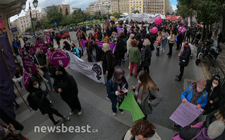 Εικόνες από πορεία στο κέντρο της Αθήνας για την Ημέρα της Γυναίκας &#8211; Με ροζ μπαλόνια και καπνογόνα οι διαδηλωτές