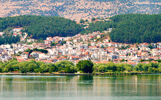 Η πόλη των Ιωαννίνων στις όχθες της Παμβώτιδας