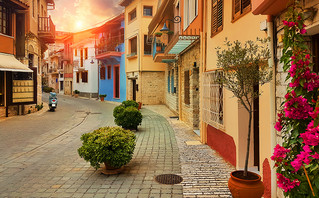 Παραδοσιακά και πολύχρωμα σπίτια στα Ιωάννινα