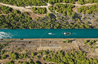 Καράβι στον Ισθμό της Κορίνθου