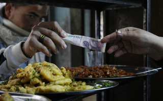 Πελάτης πληρώνει σε εστιατόριο στο Κάιρο της Αιγύπτου
