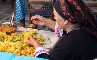 Γυναίκα μαγειρεύει στην Κάρπαθο