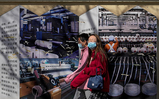 Άνθρωποι με μάσκες σε δρόμο του Πεκίνου