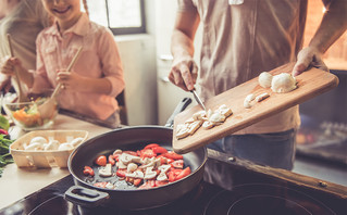 Δέκα συμβουλές που θα κάνουν ό,τι μαγειρεύετε ακόμη νοστιμότερο