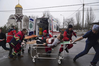 Πόλεμος στην Ουκρανία: Πάνω από 100 άμαχοι έχουν τραυματιστεί στη Μαριούπολη