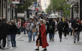 Κόσμος στην Ερμου με μάσκα Κόσμος στην Ερμου με μάσκα