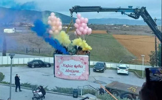 Δράμα: Ανέβηκαν με γερανό για να δουν το νεογέννητο της οικογένειας από το παράθυρο κλινικής Δράμα: Ανέβηκαν με γερανό για να δουν το νεογέννητο της οικογένειας από το παράθυρο κλινικής