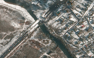 Νέες δορυφορικές εικόνες γύρω από το Κίεβο: Τεθωρακισμένα στο Χοστόμελ και η κατεστραμμένη γέφυρα στο Ιρπίν