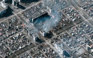Βομβαρδισμένα κτίρια στη Μαριούπολη