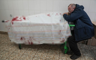 Πατέρας κλαίει πάνω στο άψυχο σώμα του γιου του Πατέρας κλαίει πάνω στο άψυχο σώμα του γιου του