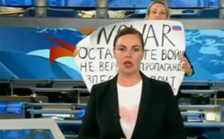 αντιπολέμικό πλακάτ στη ρωσική τηλεόραση