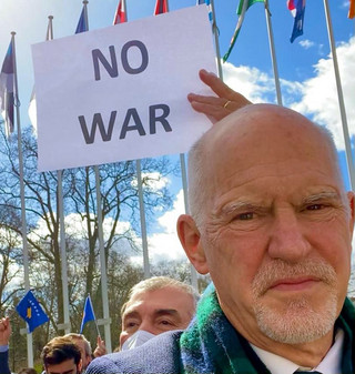 Σε διαδήλωση στο Στρασβούργο κατά του πολέμου στην Ουκρανία βρέθηκε ο Γιώργος Παπανδρέου
