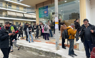 Πλήθος κόσμου έξω από το σπίτι της Ρούλας Πισπιρίγκου