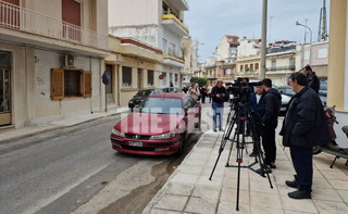 Δημοσιογράφοι έξω από το σπίτι της Ρούλας Πισπιρίγκου