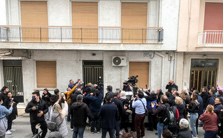 Κόσμος έξω από το σπίτι της Πισπιρίγκου