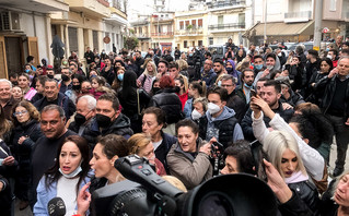 Κόσμος έξω από το σπίτι της Πισπιρίγκου