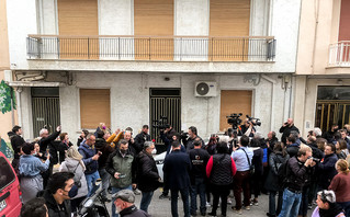 Κόσμος έξω από το σπίτι της Πισπιρίγκου