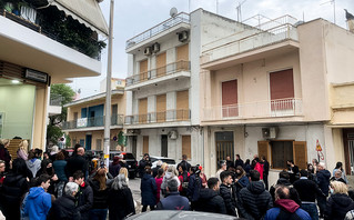 Κόσμος έξω από το σπίτι της Πισπιρίγκου Κόσμος έξω από το σπίτι της Πισπιρίγκου