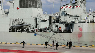 ΚΚΕ: Μέλη του κόμματος έριξαν μπογιές σε πλοία του ΝΑΤΟ στο λιμάνι του Πειραιά &#8211; Δείτε εικόνες και βίντεο