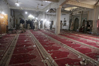 Μακελειό στην Πεσαβάρ: Βομβιστής αυτοκτονίας σκότωσε 56 ανθρώπους μέσα στο τζαμί