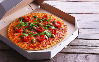 Πίτσα μεσογειακή σε κουτί