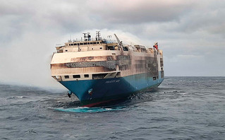 Πλοίο στις Αζόρες έπιασε φωτιά
