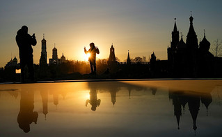 Μία γυναίκα φωτογραφίζεται με φόντο το Κρεμλίνο