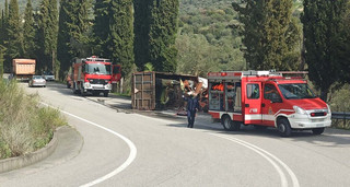 Σφοδρό τροχαίο με ανατροπή φορτηγού στο Σαμάρι Αιτωλοοακαρνανίας