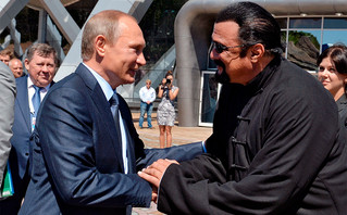 Ο ηθοποιός Στίβεν Σιγκάλ με τον Βλαντιμίρ Πούτιν