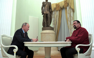 Ο ηθοποιός Στίβεν Σιγκάλ με τον Βλαντιμίρ Πούτιν
