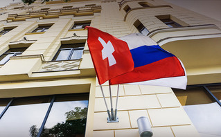 Σημαία Ρωσίας και Ελβετίας
