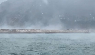 Κακοκαιρία Φίλιππος &#8211; Εντυπωσιακό φαινόμενο: Η θάλασσα «αχνίζει» καθώς χιονίζει στη Σκόπελο