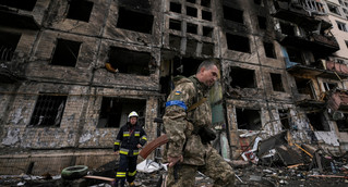Υπό πολιορκία η Ουκρανία &#8211; Ζελένσκι: «Γιατί να πεθάνετε;» &#8211; «Οι Ρώσοι είναι Ορκ», λέει ο Ουκρανός υπουργός Άμυνας