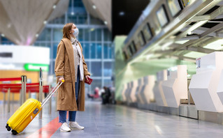 Γυναίκα σε αεροδρόμιο Γυναίκα σε αεροδρόμιο