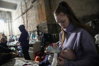 Μητέρα με το μωρό της σε καταφύγιο στην Ουκρανία