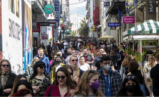 Σάββατο μεσημέρι στην Ερμού, κόσμος με μάσκες και χωρίς Σάββατο μεσημέρι στην Ερμού, κόσμος με μάσκες και χωρίς
