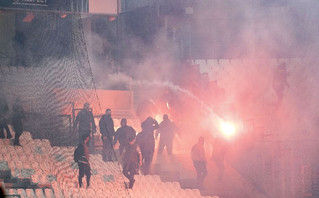 Εικόνες «πολέμου» στο Βελοντρόμ: Δακρυγόνα και φωτοβολίδες στην εξέδρα των οπαδών του ΠΑΟΚ