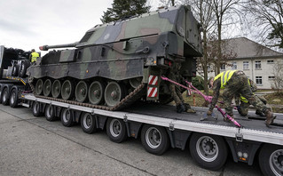 German soldiers load tank howitzers for transport