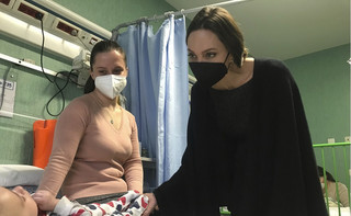 Αντζελίνα Τζολί: Επίσκεψη σε νοσοκομείο με παιδιά από την Ουκρανία – «Προσεύχομαι να τελειώσει ο πόλεμος»