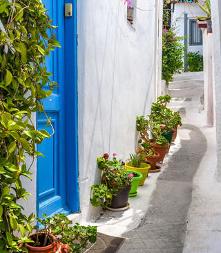 Νησιωτικό σοκάκι στα Αναφιώτικα