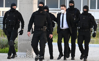 Στα δικαστήρια ο Μπάμπης Αναγνωστόπουλος Στα δικαστήρια ο Μπάμπης Αναγνωστόπουλος