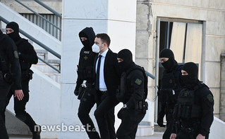Στα δικαστήρια ο Μπάμπης Αναγνωστόπουλος Στα δικαστήρια ο Μπάμπης Αναγνωστόπουλος