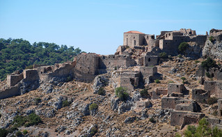Πέτρινα, εγκαταλελειμμένα κτίρια στον Ανάβατο στη Χίο