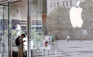 Apple Apple