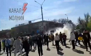 Πόλεμος στην Ουκρανία: Διαδήλωση κατοίκων της Χερσώνας διαλύθηκε από δακρυγόνα και βόμβες κρότου-λάμψης